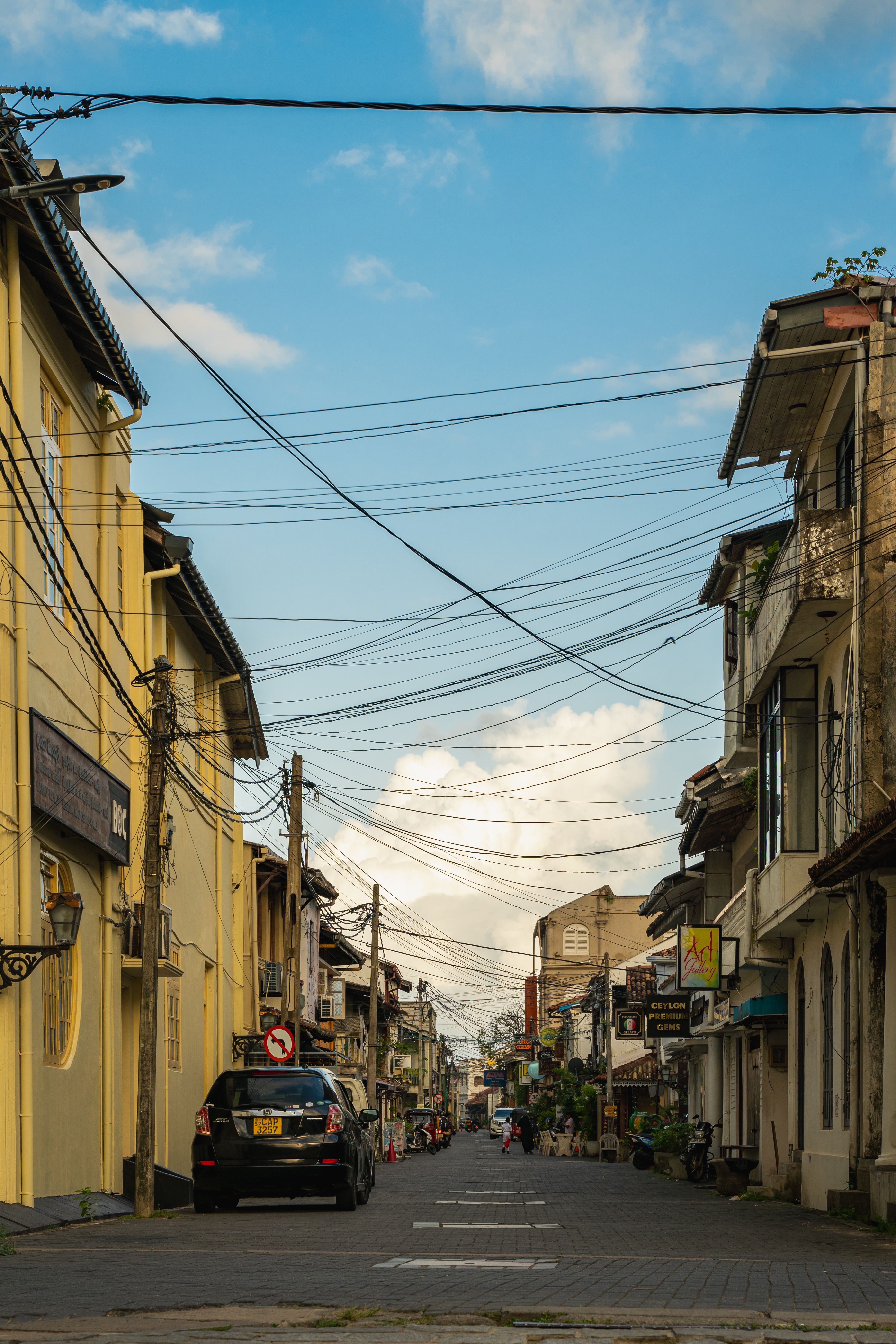 A street with cars parked on both sides · Free Stock Photo