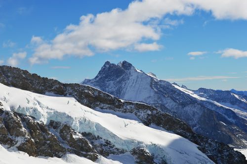 Free Serene view of snow-covered peaks and glaciers under a clear blue sky. Stock Photo