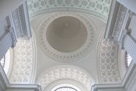 华丽的白色圆顶天花板，展现出壮丽景色和错综复杂的建筑细节