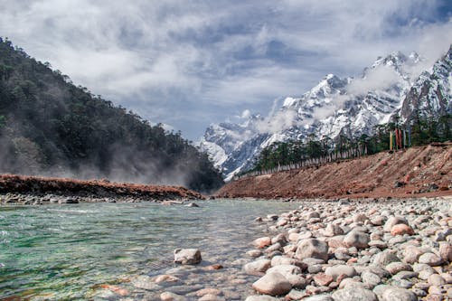 Fluss über Berg