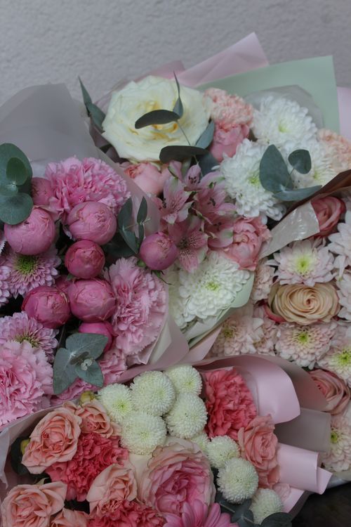 Free Beautiful bouquets of pink and white flowers perfect for romantic weddings. Stock Photo