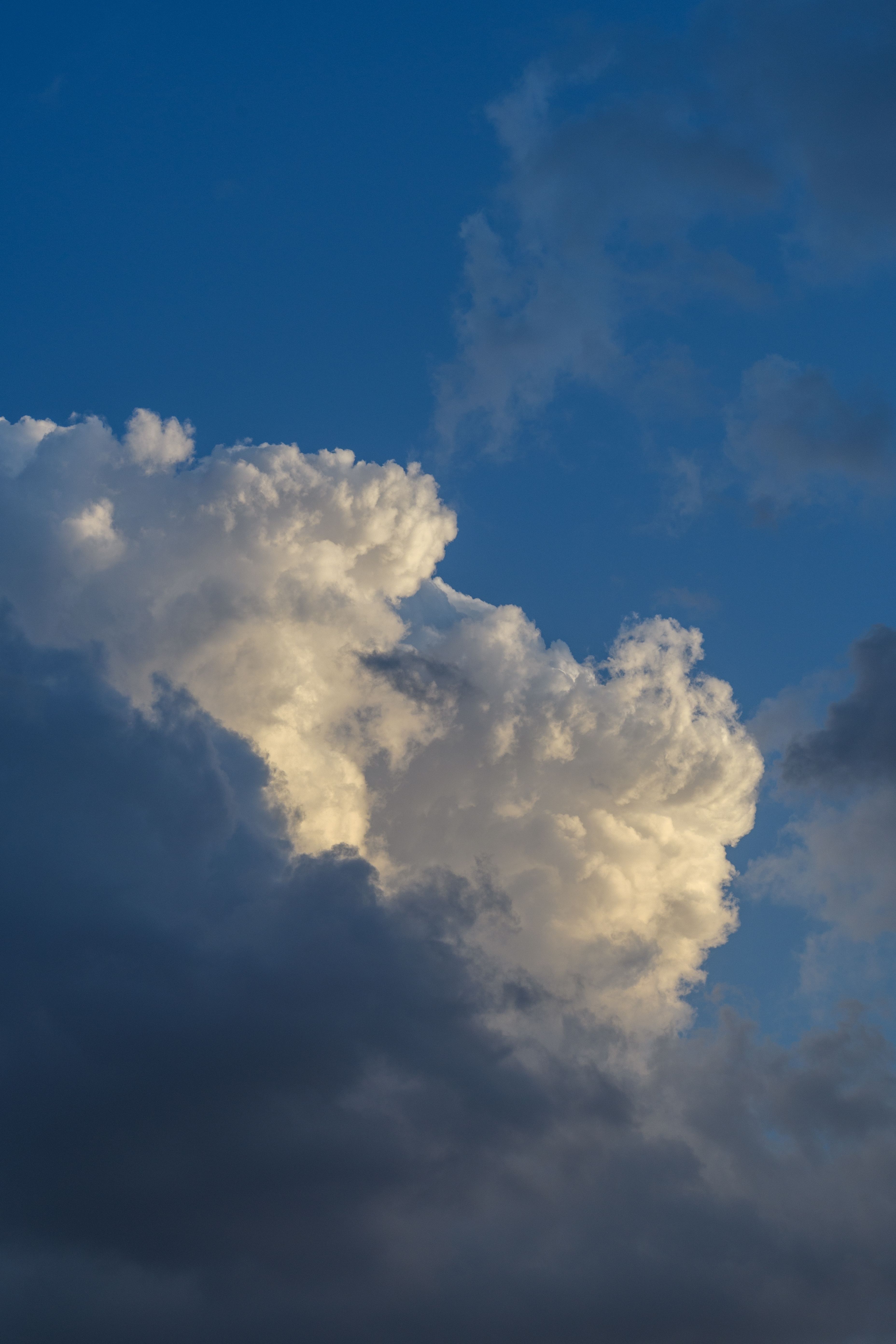 A large cloud is seen in the sky · Free Stock Photo