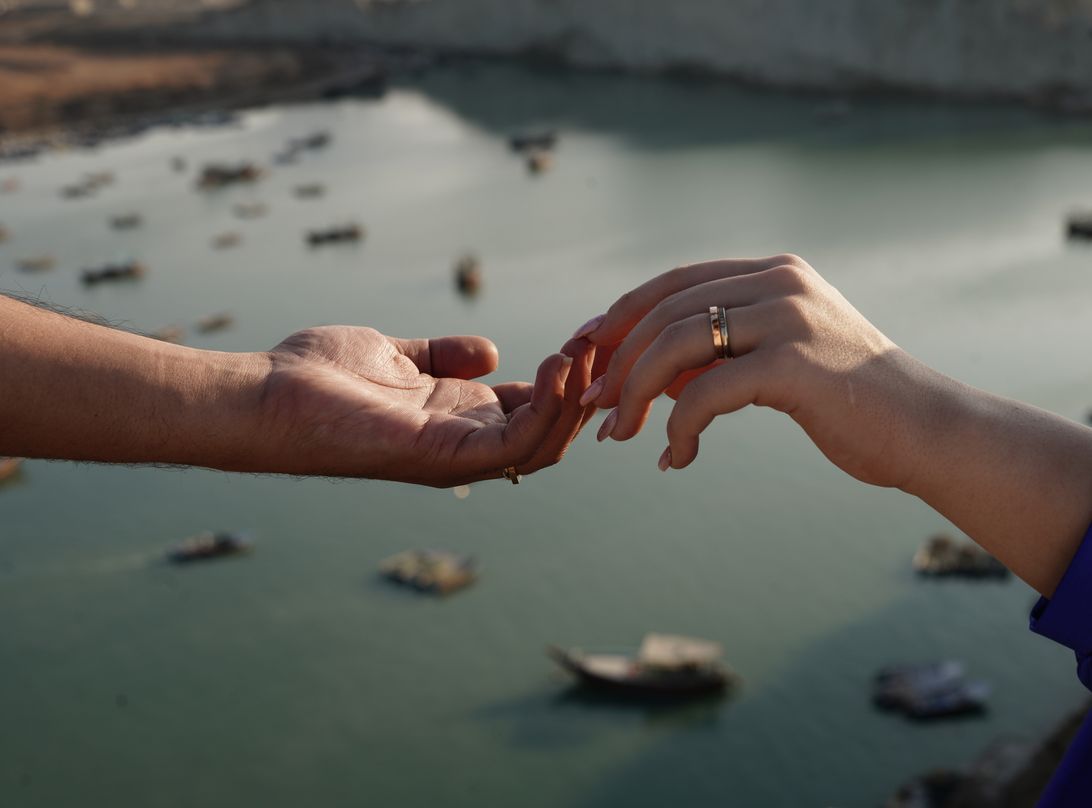 Online dating: starting a conversation on a niche platform