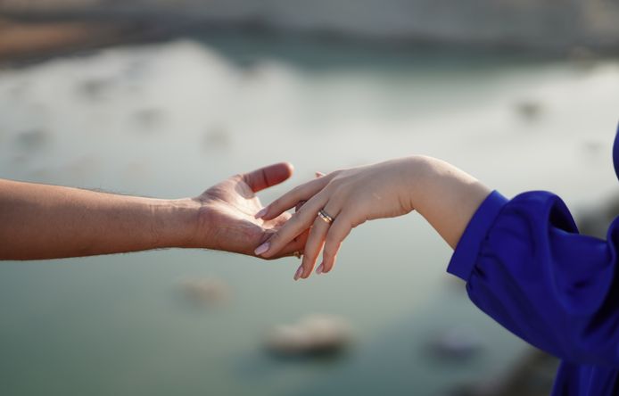 Online dating: starting a conversation on a niche platform