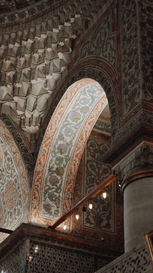 Free Explore the ornate arch and detailed patterns of a historical architectural interior. Stock Photo