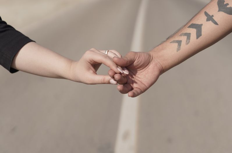 Online dating: starting a conversation on a niche platform