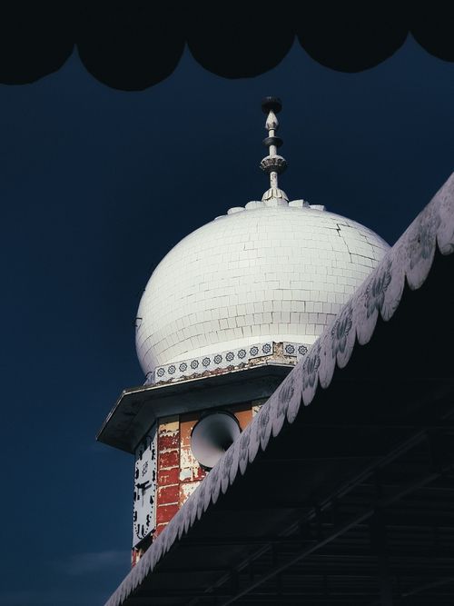 Free A stunning white dome against a deep blue sky, showcasing traditional architecture and intricate design. Stock Photo