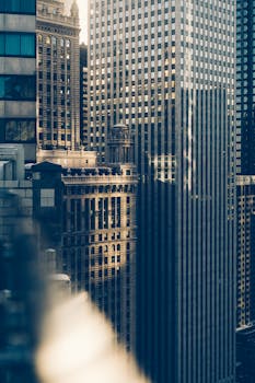 现代城市景观中，摩天大楼的壮丽景色反射着日落的光芒