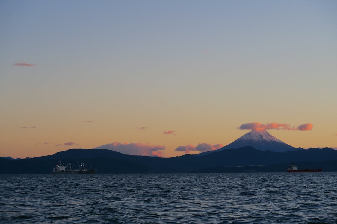 ゴールデンアワーの間に海に2つの海の船