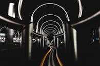 城市隧道在夜间的抽象视图，展现了动态光径与工业设计