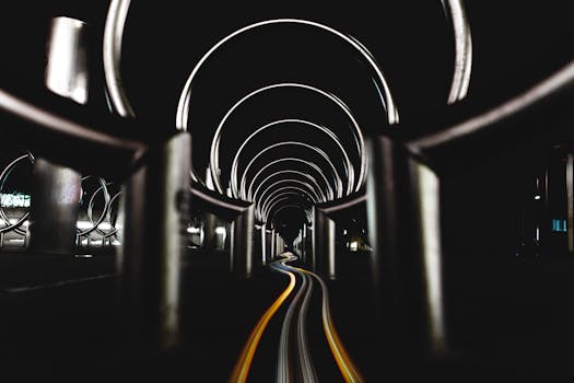 城市隧道在夜间的抽象视图，展现了动态光径与工业设计