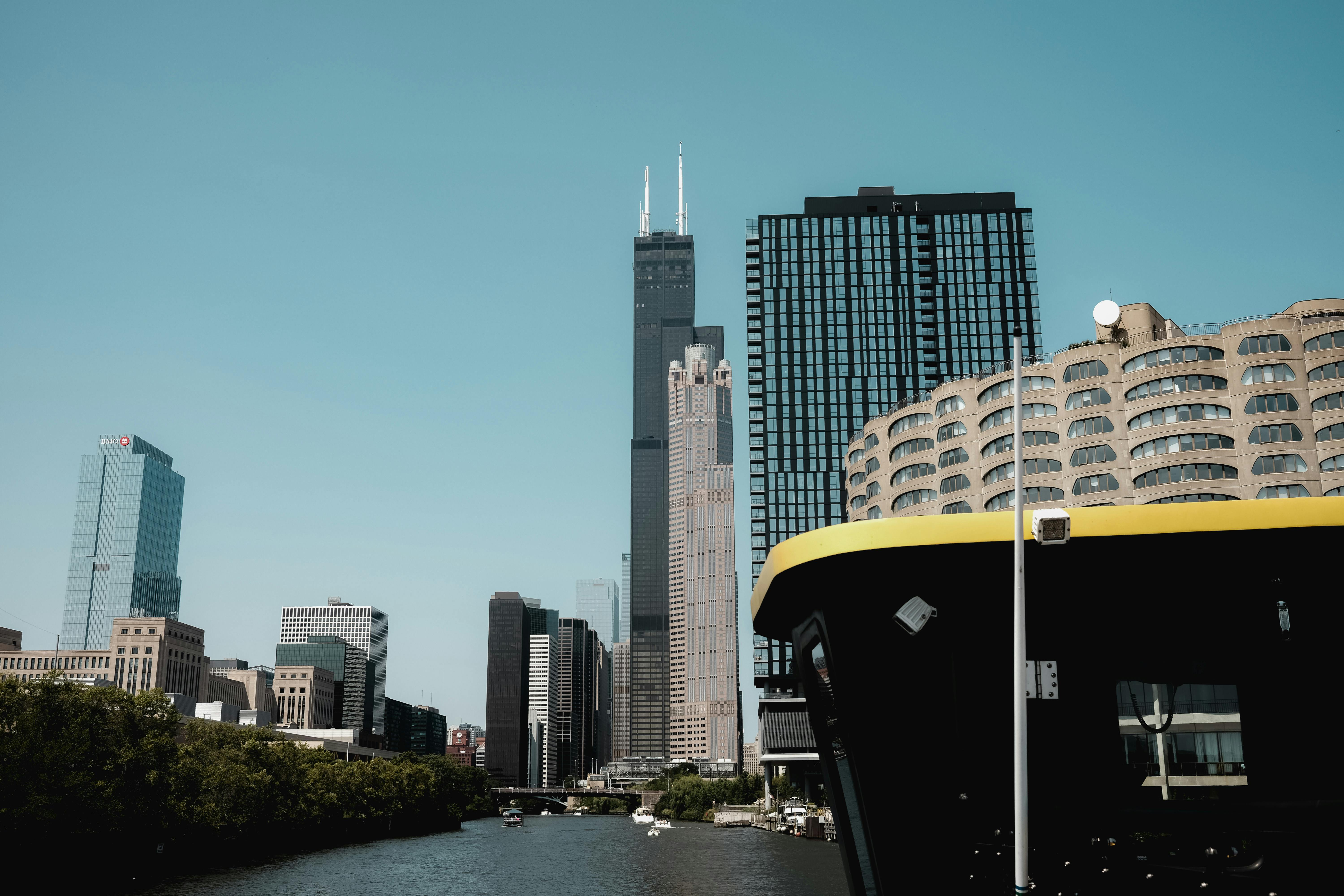 Willis Tower + 시카고 강 — 1973년 442m 4m 유리 발코니 + Sears Tower 옛 이름 + 103층