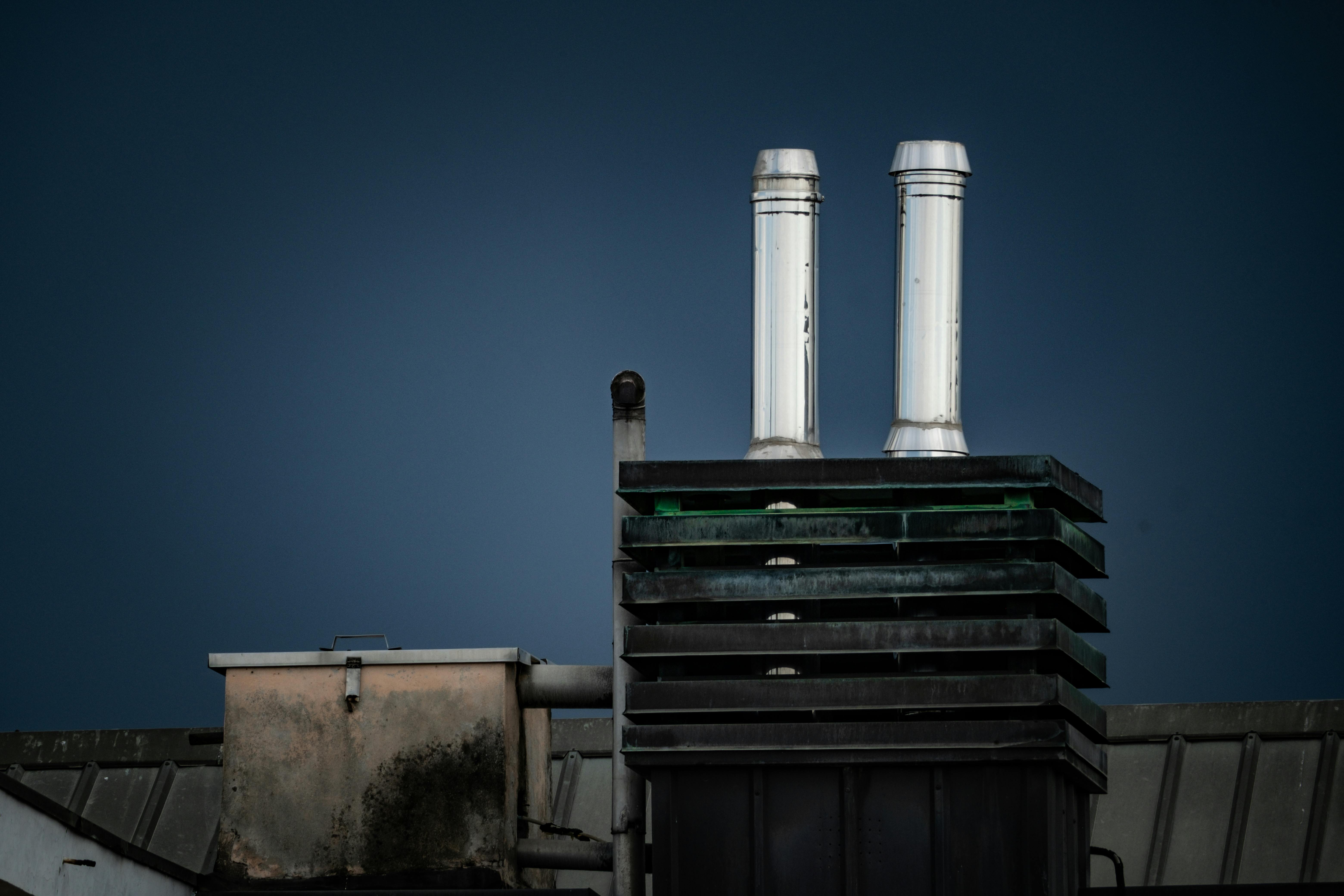 Industrielle Rauchentlüftungsanlage mit geöffneten Dachfenstern