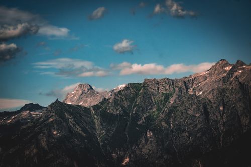 Free Majestic mountain peaks under a vibrant sunset sky, capturing nature's beauty. Stock Photo