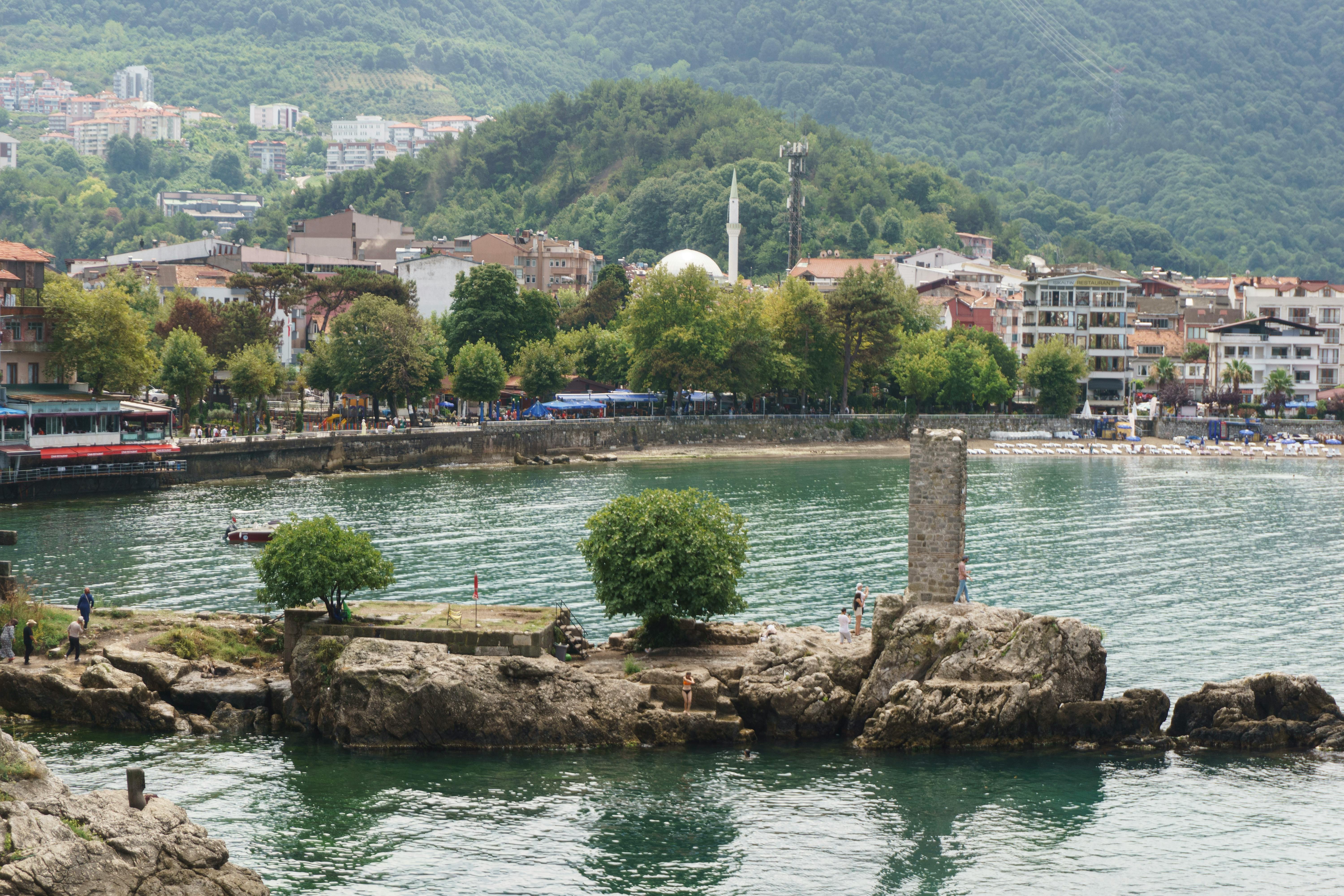 Explore the picturesque coast of Amasra, Türkiye, showcasing a historic peninsula and bustling waterfront.