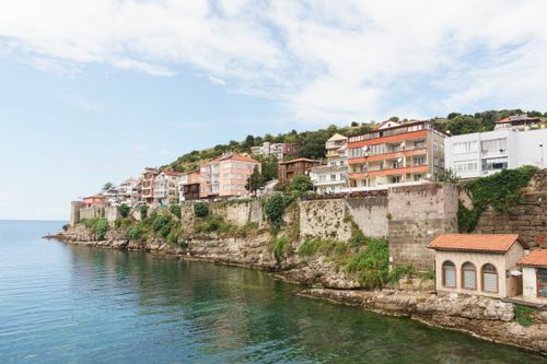 Free Picturesque seaside town of Amasra, Türkiye with colorful buildings on rugged cliffs. Stock Photo