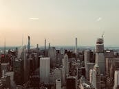 在晴朗的天空下，一张令人叹为观止的空中拍摄展示了纽约市标志性的天际线