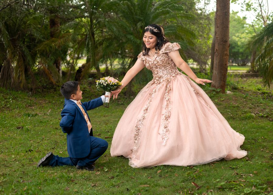 Quinceañera en una sesión exterior