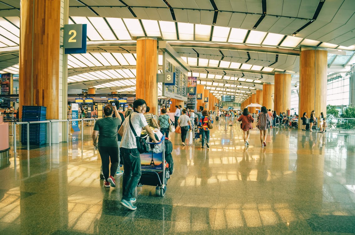 Pessoas Em Pé Dentro Do Aeroporto