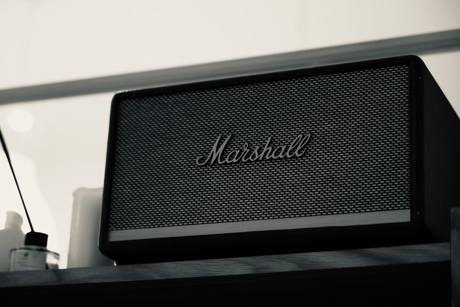 Subwoofer na platformie wibroizolacyjnej oddzielonej od podłogi