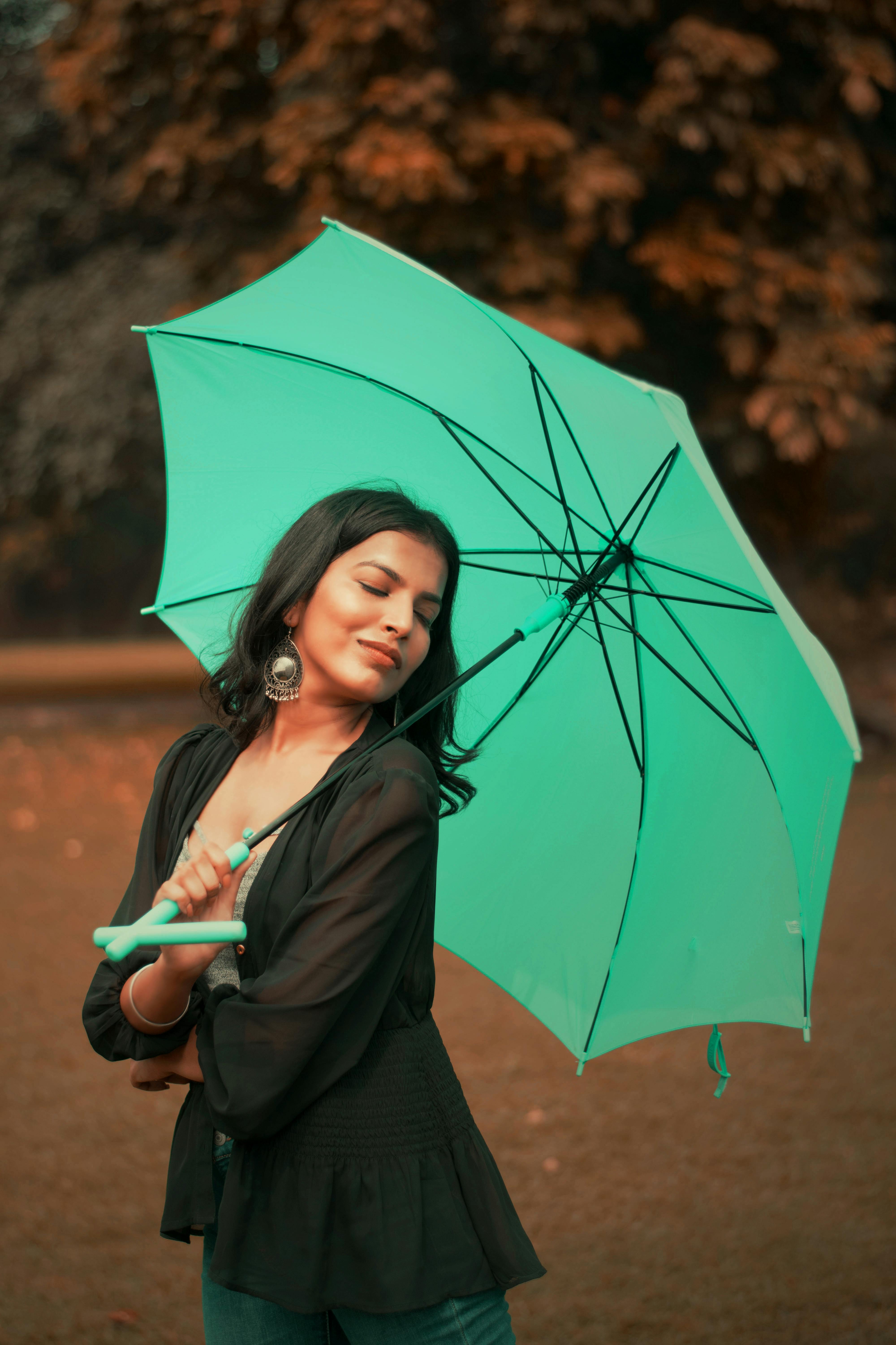 Mujer En La Capa Con El Paraguas En El Día Soleado Imagen de archivo -  Imagen de bolsillo, modelo: 77348647