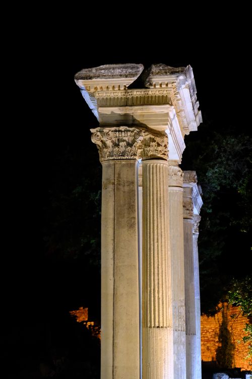Free Striking image of illuminated Roman columns in İzmir, Türkiye, highlighting ancient architecture. Stock Photo