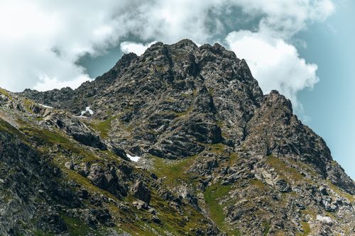 Free Dramatic rocky mountain peak under a bright summer sky in Yedigöl, Erzurum, Türkiye. Stock Photo