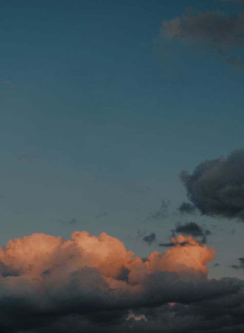 Free Captivating sky with dramatic clouds illuminated by the soft glow of dusk, creating a serene atmosphere. Stock Photo