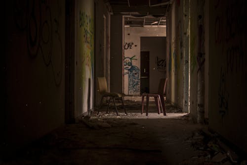бесплатная Два стула в коридоре Стоковое фото