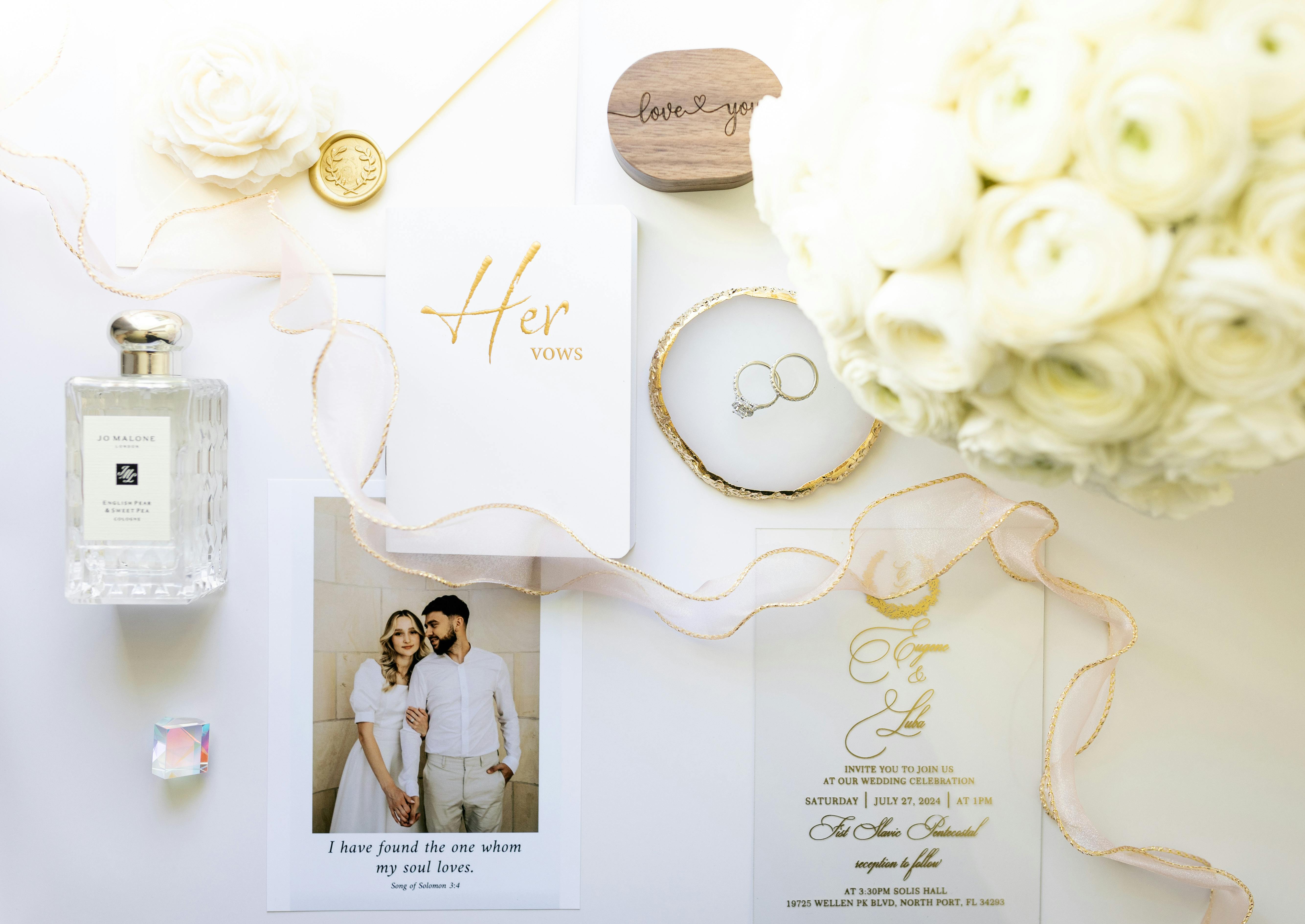 Dijital baskı düğün davetiyesi tasarımları, renkli fotoğraf baskısı, modern grafik tasarım öğeleri, yüksek çözünürlük, parlak finish ve çağdaş tipografi içeren çeşitli örnekler