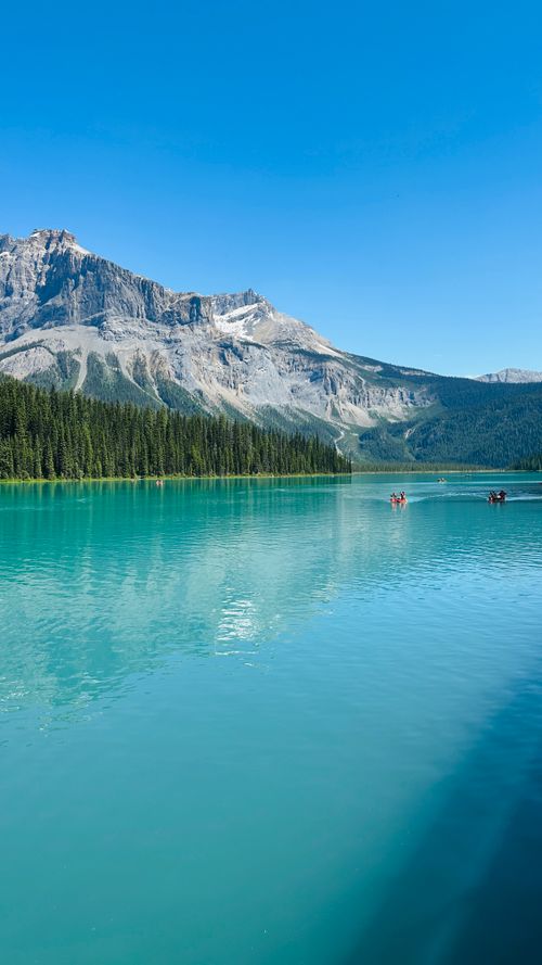 Free Serene turquoise waters surrounded by mountains at Emerald Lake, perfect for outdoor adventures. Stock Photo