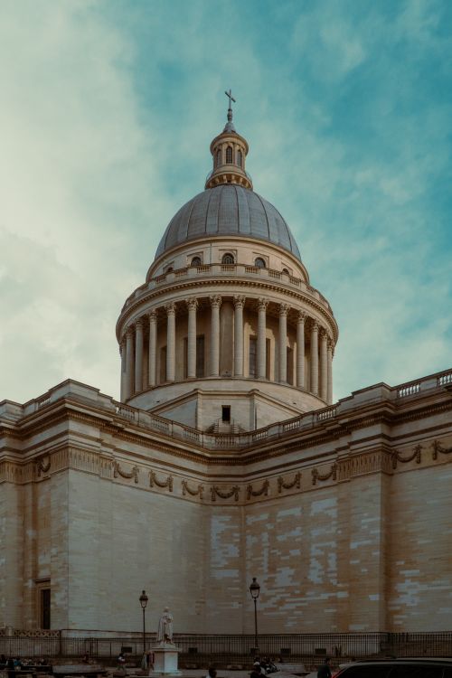 Free Neoclassical architecture of the Panthéon in Paris showcasing its iconic dome structure. Stock Photo