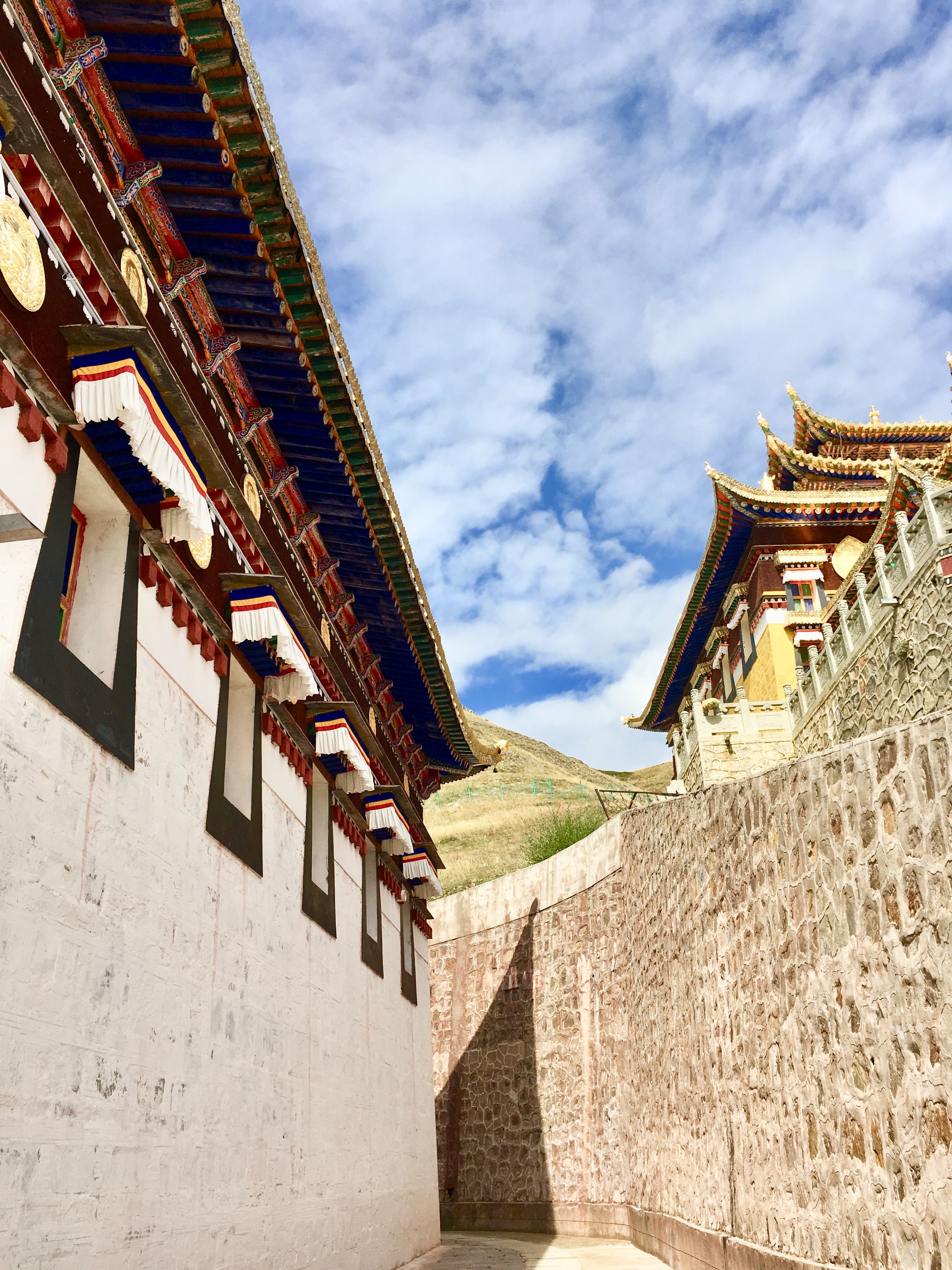Explore the vibrant traditional Tibetan architectural style found in Sichuan, China.