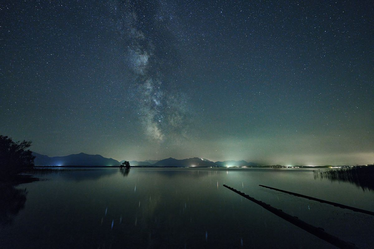 The milky way over the lake at night · Free Stock Photo