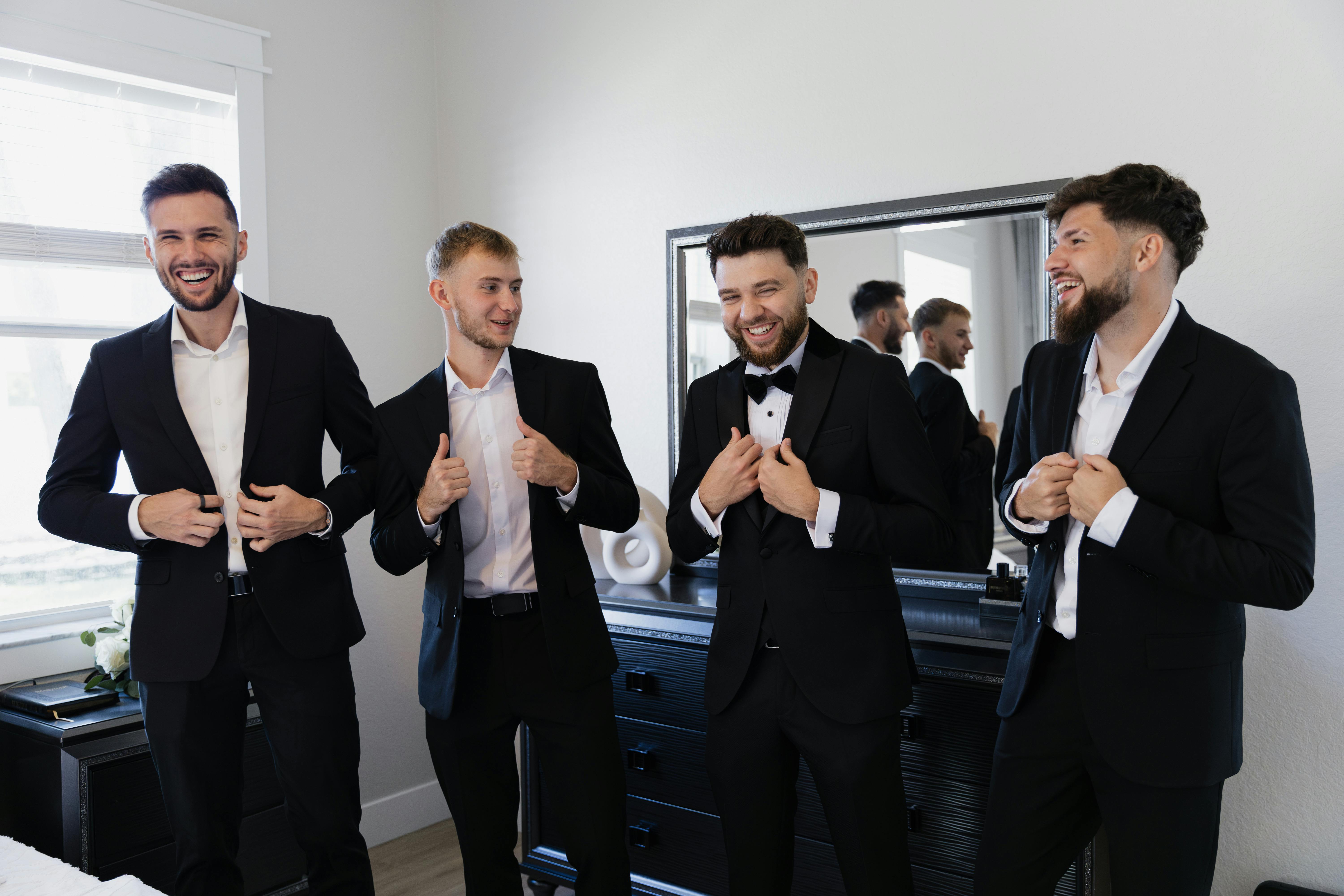 bezplatná Základová fotografie zdarma na téma bílé košile, družbové, elegance Základová fotografie