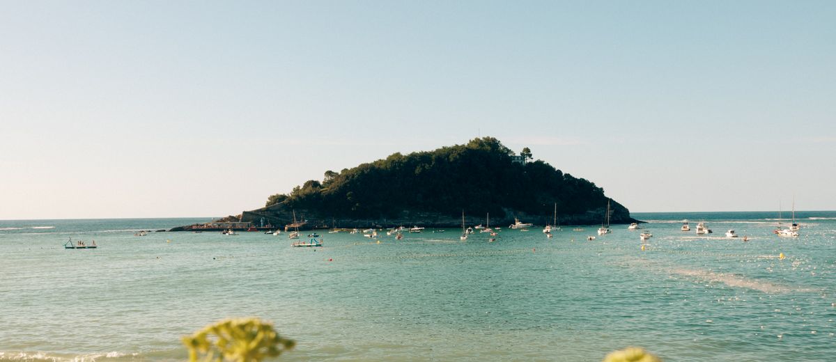 La playa de La Concha con la isla de Santa Clara