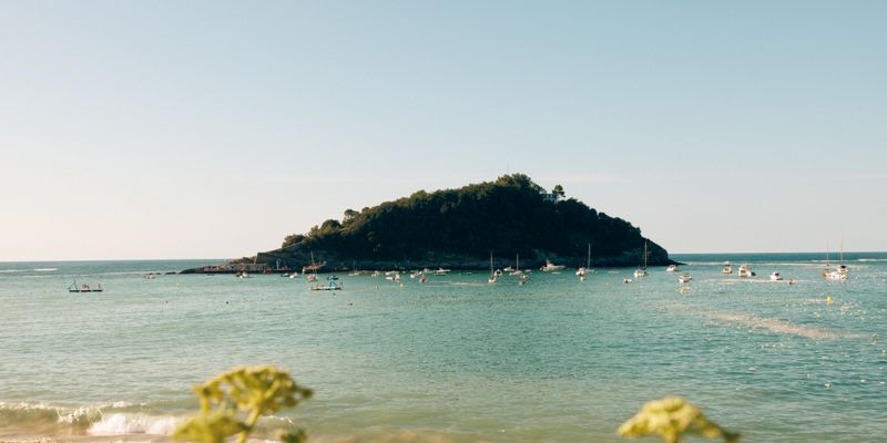 La playa de La Concha con la isla de Santa Clara