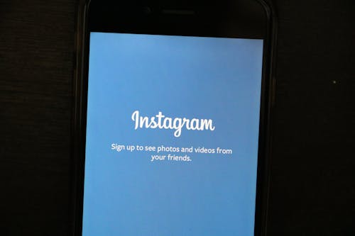 бесплатная на включенном телефоне отображается приложение Instagram Стоковое фото