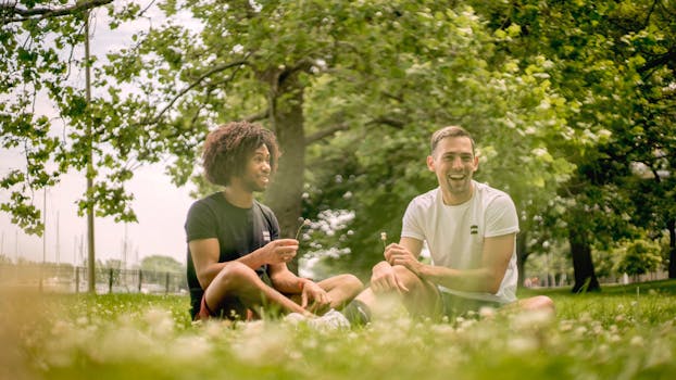 两个朋友在芝加哥公园享受阳光明媚的一天，在户外分享欢笑和放松