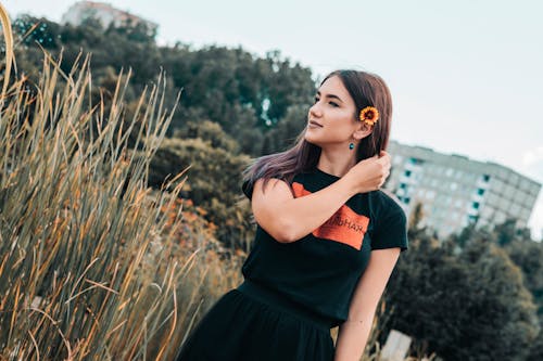 Woman in Black and Red Short-sleeved Shirt