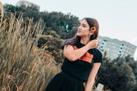 一位年轻女子的肖像，配以大自然与黄色的花饰