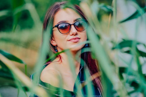 Zdjęcie Kobiety Noszącej Okulary Przeciwsłoneczne