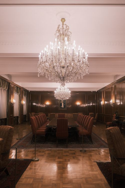 Free Lavish dining room featuring grand chandeliers and elegant furnishings for a sophisticated ambiance. Stock Photo