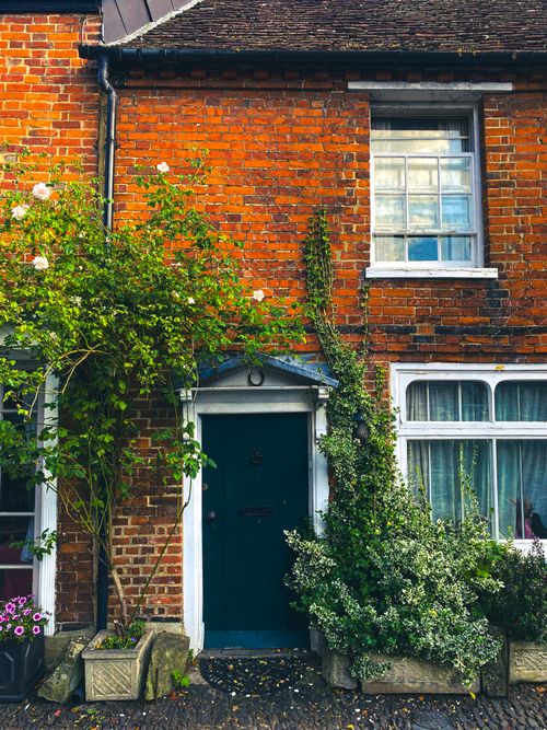 Free Beautiful brick home facade with lush greenery in Farnham, England - perfect for architecture enthusiasts. Stock Photo