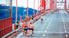 马拉松运动员在城市比赛中展现了耐力和竞争精神