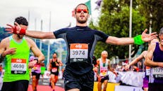 马拉松运动员充满热情和精力地冲过终点线