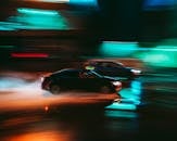 通过长时间曝光拍摄，可以捕捉到城市街道上超速行驶的汽车充满活力的运动模糊