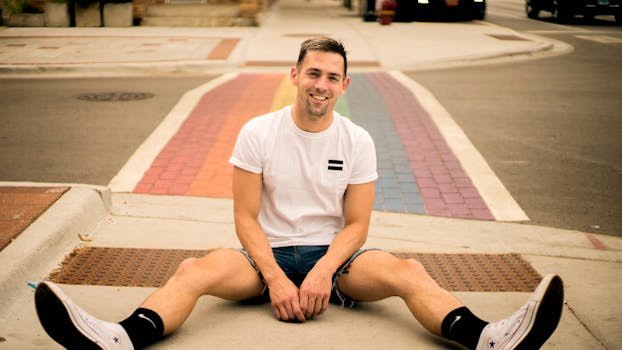 在芝加哥的彩虹人行横道上，快乐的年轻人对着镜头微笑