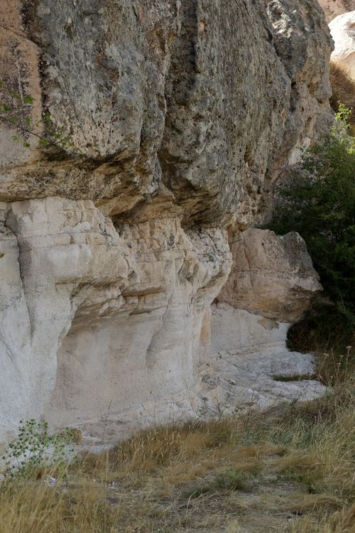 Free Captivating view of limestone cliffs showcasing natural erosion and textures. Stock Photo
