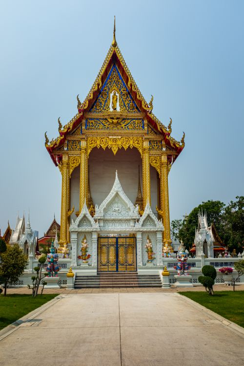 Free Experience the stunning architecture of a traditional Buddhist temple in Bangkok, featuring intricate designs and vibrant colors. Stock Photo